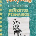 berniukas sėdi ant kėdės ir rašo