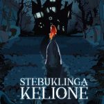 mergaitė stovi tamsoje prie namo