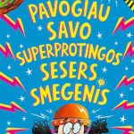 pašėlę vaikai su šalmais ant galvos, šalia papūga