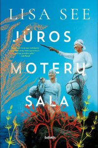 moterys jūroje gaudo įvairius gyvius