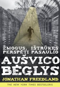 bėga žmogus pro spygliuotą vielą
