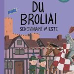 du berniukai senoviniame mieste, šalia jų riteris ant žirgo