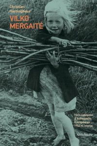 mergaitė neša ryšulį pagaliukų