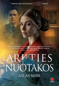 moteris, už jos stovi vyras su karininko uniforma