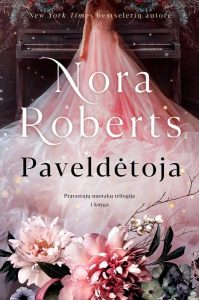 moteris nuotakos suknele