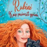 mergaitė raudonais plaukais, rankose laiko juodą gyvūną