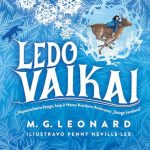 žiemą mergaitė sėdi ant bėgančio elnio