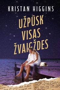 mergina su vaikinu sėdi ant tiltelio, šalia šuo, tolumoje matosi jūra ir žvaigždėtas dangus
