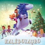 vaikai sėdi ant kalėdozauro nugaros, šalia kalėdų eglutė