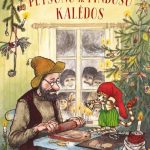 petsonas su katinu gamina kalėdinius sausainius
