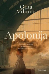 moteris laukia atvažiuojančio traukinio