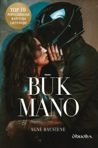 mergina bučiuoja vaikiną su motociklininko šalmu