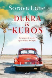 paplūdimyje stovi raudonas automobilis