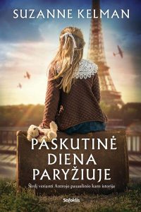 mergaitė sėdi su žaislu prie Eifelio bokšto, danguje skraido karo lėktuvai