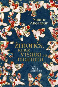 margi paukščiai mėlyname fone