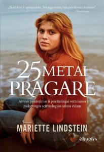 mergina sėdi ant jūros kranto