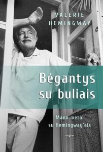 vyras žiūri pro atvirą langą