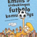 žmonės laiko berniuką su kamuoliu iškėlę ant rankų