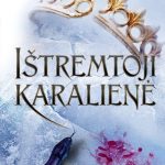 karūna, šalia šliaužia gyvatė