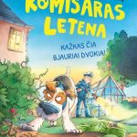 policininkas su jo tarnybinis šuo ieško prie namo nusikaltimo įkalčių