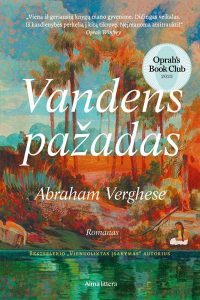 mergaitė sėdi prie vandens, už jos auga palmės
