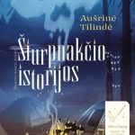 stovyklautojai naktį su palapinėmis prie laužo