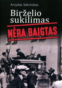 vyrai su šautuvais prie mašinos