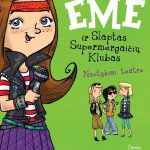 mergaitė su mikrofonu