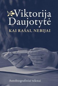 moteris rankose laiko šratinuką