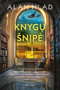moteris sėdi prie stalo bibliotekoje