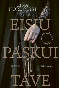 moteris juodais drabužiais laiko raktų ryšulį