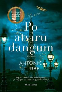 danguje skrenda lėktuvas