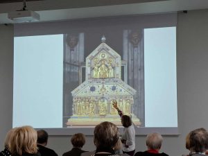 Lektorė demonstruoja skaidres