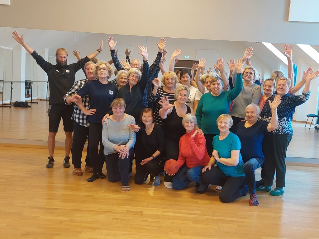 Senjorų mankšta ir futboliukas