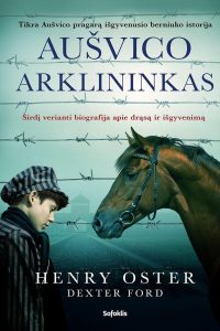 berniukas su arkliu už spygliuotos vielos tvoros