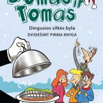 žiemą lauke vyras valgo silkę, šalia vaikai