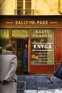 stovi mergina prie atidarytų durų, prieš ją pagyvenęs vyras