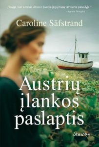 pakrantėje stovi mergina šalia nedidelė valtelė