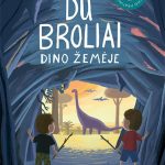 du berniukai, prieš juos vaikšto dinozauras