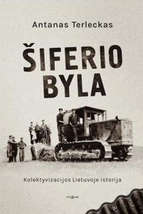senas vikšrinis traktorius, šalia žmonės