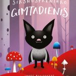 šikšnosparniukas miške, aplinkui auga grybai