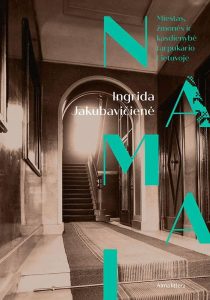 namų vidus, tolumoje matosi laiptai