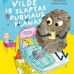 mergaitė guli lovoje, o šalia sėdi Purvius